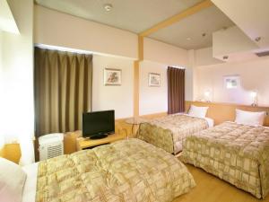 เตียงในห้องที่ Yamagata Nanokamachi Washington Hotel