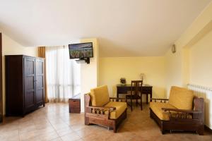 A television and/or entertainment centre at Hotel Terra degli Elimi