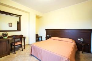 A bed or beds in a room at Hotel Terra degli Elimi