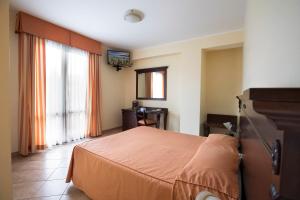 A bed or beds in a room at Hotel Terra degli Elimi
