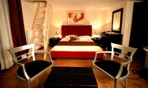 Postel nebo postele na pokoji v ubytování Epavlis Meteora Suites Hotel
