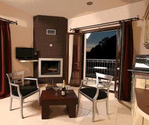 TV a/nebo společenská místnost v ubytování Epavlis Meteora Suites Hotel