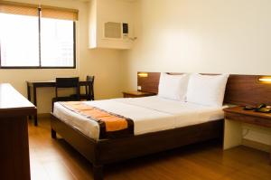 Postel nebo postele na pokoji v ubytování M Suites Hotel