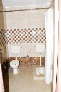 een badkamer met een toilet en een wastafel bij HOTEL ATA INN AND RESTAURANT (20 Mtrs from Dargah), Ajmer in Ajmer