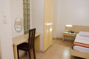 Postel nebo postele na pokoji v ubytování M Suites Hotel
