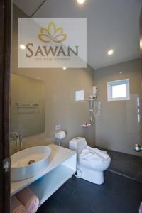 uma casa de banho com um WC branco e um lavatório. em Villa MAORA 3 Bedrooms with Private Pool em Lamai