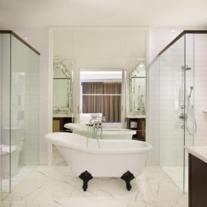 een witte badkamer met een bad en een douche bij Plataran Heritage Borobudur Hotel in Borobudur