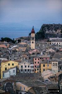 una ciudad con una torre de reloj en una colina en Eos Aurora Suite, en Corfú 10 fotos más
