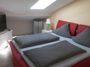 シャルボイツにあるGästehaus Strandkonsulatのベッドルーム1室(ベッド1台、枕2つ、テレビ付)