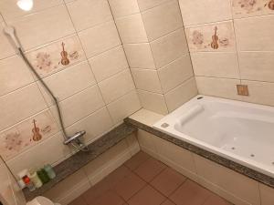 Et badeværelse på AURA Resort Iga (Adult Only)