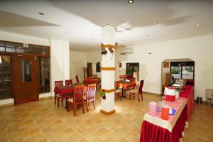 A restaurant or other place to eat at Sadhoo Heritage Hotel
