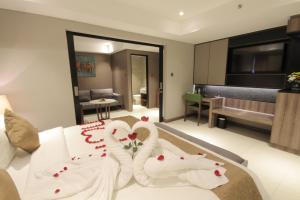 سرير أو أسرّة في غرفة في The Nest Hotel Nusa Dua
