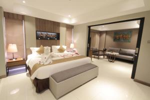 سرير أو أسرّة في غرفة في The Nest Hotel Nusa Dua