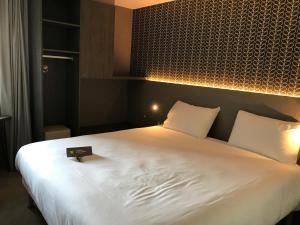 Postel nebo postele na pokoji v ubytování ibis Styles Kortrijk Expo