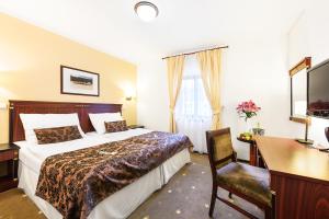 Postel nebo postele na pokoji v ubytování Hotel & Apartments U Černého orla