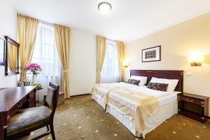 Postel nebo postele na pokoji v ubytování Hotel & Apartments U Černého orla