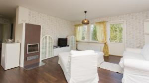 un soggiorno con un divano bianco e una TV di Tiinan tupa A a Moksinkylä