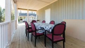 un tavolo e sedie su una veranda coperta di Tiinan tupa A a Moksinkylä