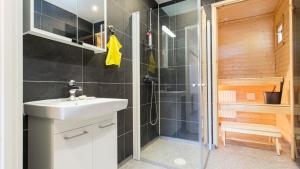 un bagno con doccia, lavandino e WC di Tiinan tupa A a Moksinkylä Altre 9 foto