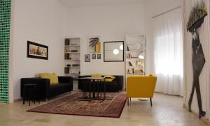 un soggiorno con un divano e un tavolo di Dimora Hostel a Agrigento
