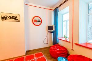 ウラジオストクにあるApartment in center VVOの赤い豆袋の椅子と窓が備わる客室です。