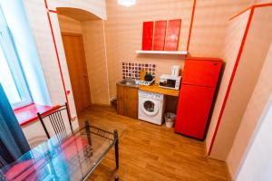 ウラジオストクにあるApartment in center VVOの小さなキッチン(赤い冷蔵庫、洗濯機付)