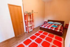 Un pat sau paturi într-o cameră la Apartment in center VVO