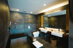 ein Badezimmer mit zwei Waschbecken und einer Glasdusche in der Unterkunft 輕塵別院Serenegray B&B in Wujie