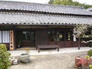 紀美野町にある北峯山 杌庵の前にベンチがある建物 +17枚の写真