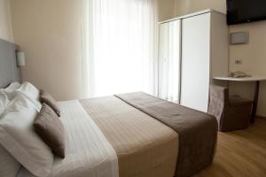 ガビッチェ・マーレにあるHotel Miramareのベッドルーム1室(ベッド1台、大きな窓付)
