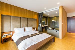 Ein Bett oder Betten in einem Zimmer der Unterkunft 輕塵別院Serenegray B&B