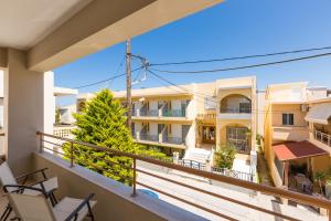 une vue depuis le balcon d'un immeuble dans l'établissement White Coral, à Réthymnon