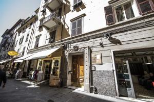 eine Straße mit einem Gebäude und Geschäften in einer Stadt in der Unterkunft La casa di Gio' 295 Apartments in La Spezia