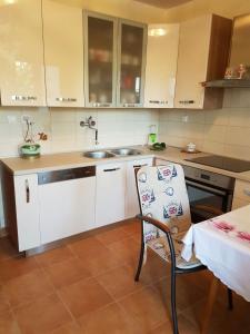 Kuchyňa alebo kuchynka v ubytovaní 2B Apartment