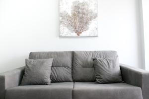 un sofá gris con almohadas en la sala de estar en Emperatriz Granada, en Granada