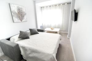 グラナダにあるEmperatriz Granadaの白いベッドルーム(ベッド1台、窓付)