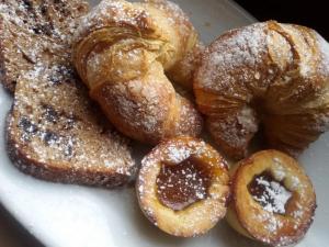 una pila de donuts en un plato blanco en Agriturismo San Matteo, en Tarquinia