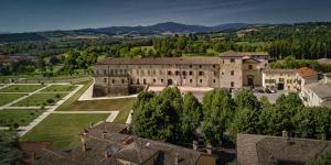 eine Luftansicht eines großen Gebäudes mit Bäumen in der Unterkunft Hotel Cortaccia Sanvitale in Sala Baganza