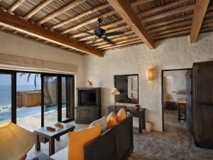 ディバにあるSix Senses Zighy Bayのソファとテレビのあるリビングルーム