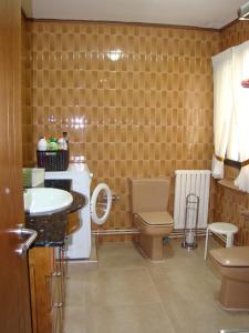 a bathroom with a toilet and a sink at Apartamento Pedras in Vilagarcia de Arousa