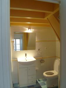 ニースにあるLa Colombeのバスルーム(洗面台、トイレ付)
