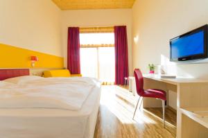 Televiisor ja/või meelelahutuskeskus majutusasutuses Garda Sporting Club Hotel