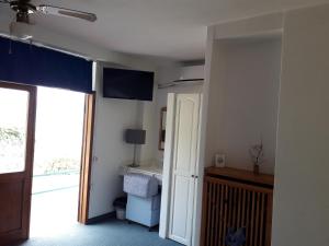 um quarto com uma porta aberta para um quarto com uma janela em Hotel Nautilus em Valmadrera