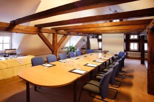 ein großer Konferenzraum mit einem langen Tisch und Stühlen in der Unterkunft Springbach-Mühle Belzig in Bad Belzig