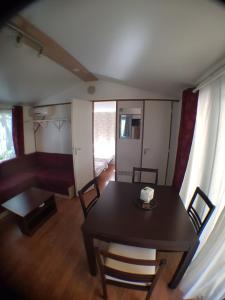 Kuchyň nebo kuchyňský kout v ubytování Camping la Chicanette