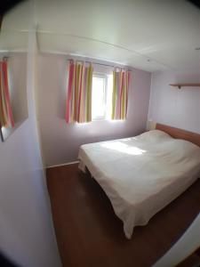 Postel nebo postele na pokoji v ubytování Camping la Chicanette