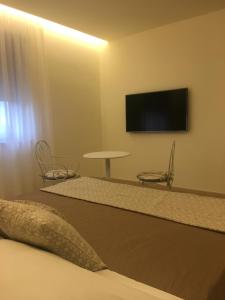TV a/nebo společenská místnost v ubytování Hotel Victoria