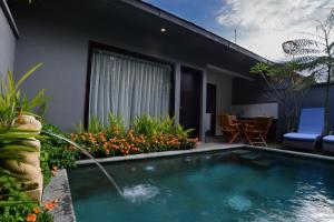 una piscina frente a una casa en Ubud Wana Villa, en Ubud