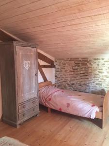 シャントネーにあるGite Le Puy Rabasteauの木製の天井が特徴のベッドルーム1室(二段ベッド1組付)