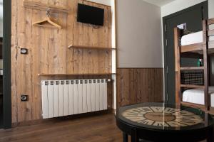 TV a/nebo společenská místnost v ubytování Hostel-Albergue Monte Perdido